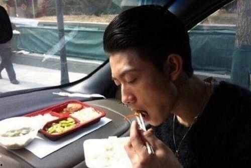 明星吃饭后街拍,明星风采瞬间捕捉