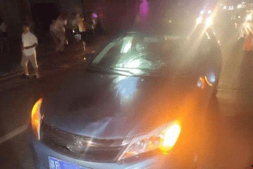 马路人围观吃瓜视频,现场热闹非凡