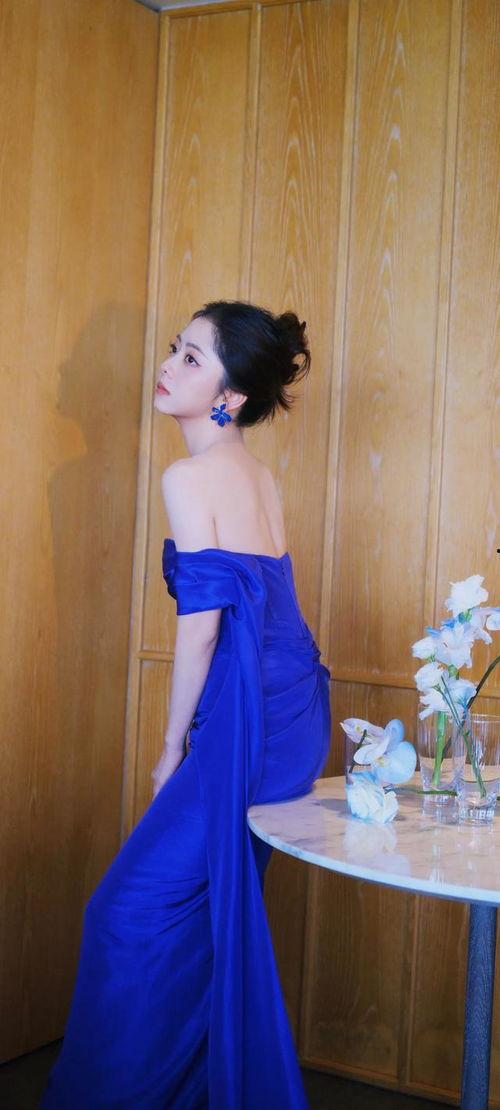 女明星冒雨彩排图片,女明星冒雨彩排，敬业精神闪耀舞台